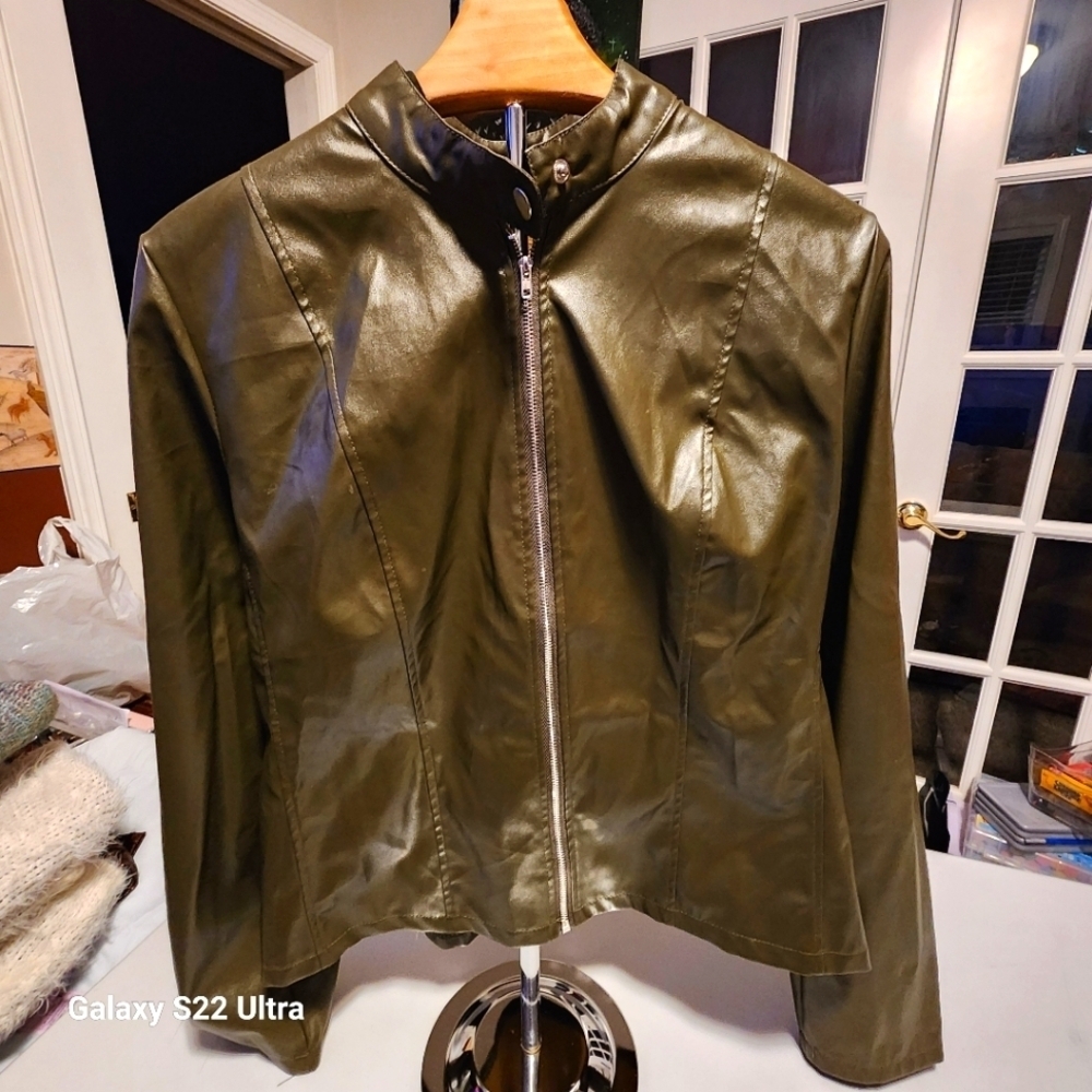 Olive Green Jacket with Collar and Fitted Silhouette